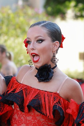 Pirosruhás Lány fotó